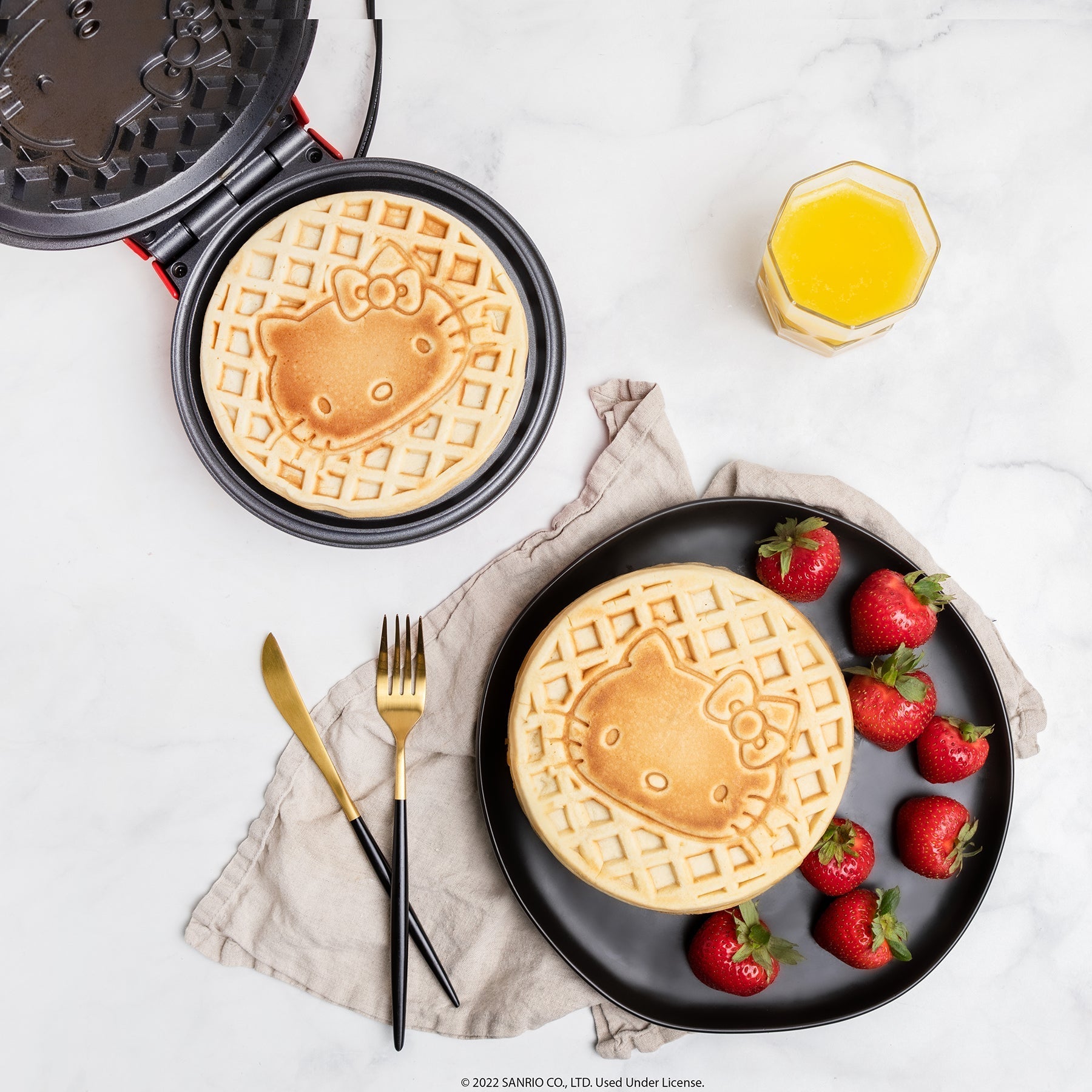 Hello Kitty Classic Waffle Maker (Red) - Image 2